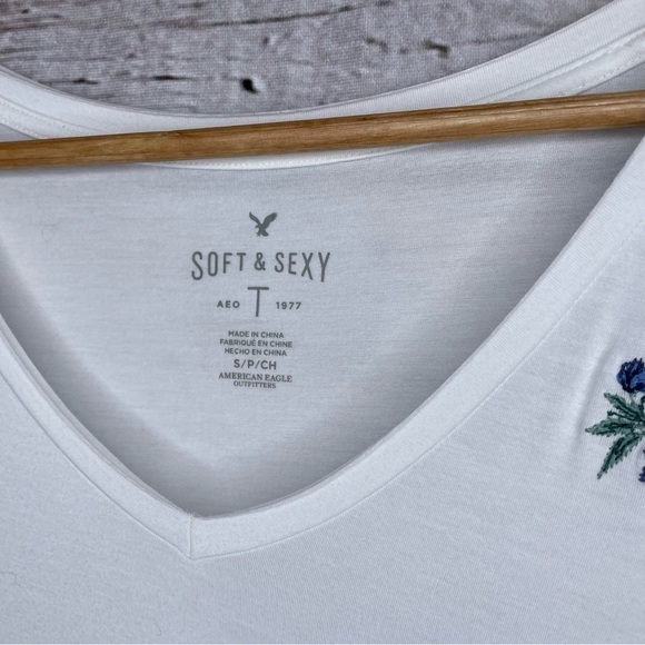 American Eagle Outfitters Soft & Sexy White V-Neck Tee Size Small w/ Embroidery - Picture 4 of 12